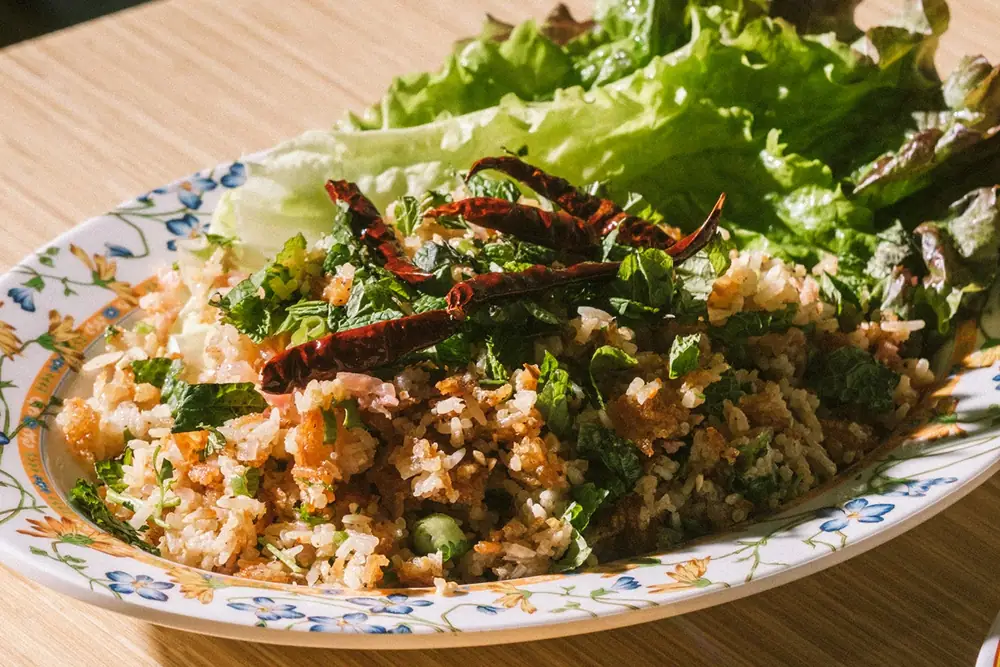 Nam khao (Ensalada de arroz crujiente)