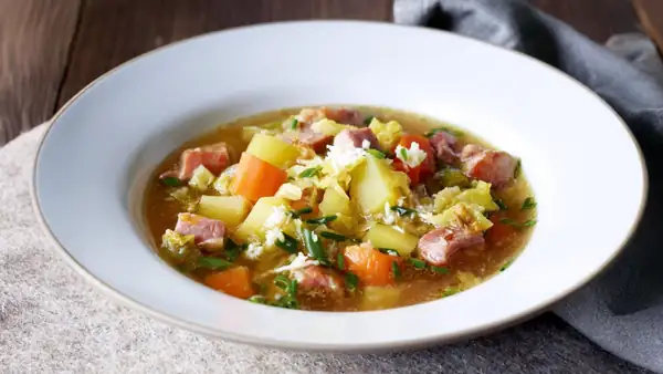 Estofado de col rizada con patatas y lomo de cerdo ahumado