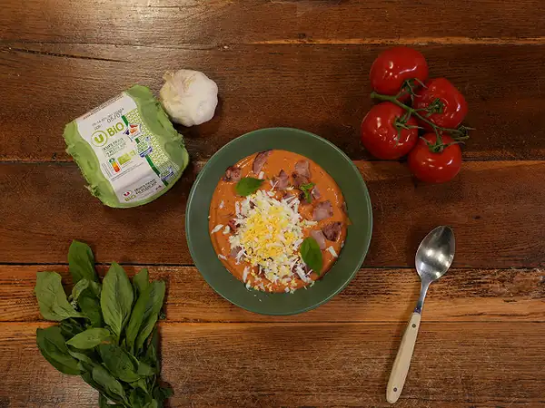 Salmorejo con tomates y tocino ahumado U