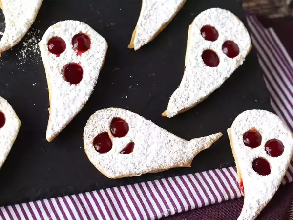 Ghost cookies: the easiest and most fun Halloween recipe to make with kids