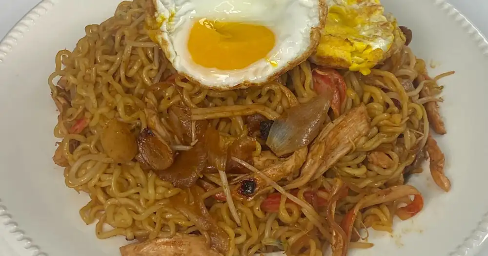 Ramen Pad Thai del chef en blanco y negro (El loco de la cocina)