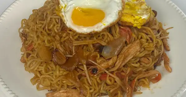 Black and White Chef Ramen Pad Thai (Cooking Crazy Guy)