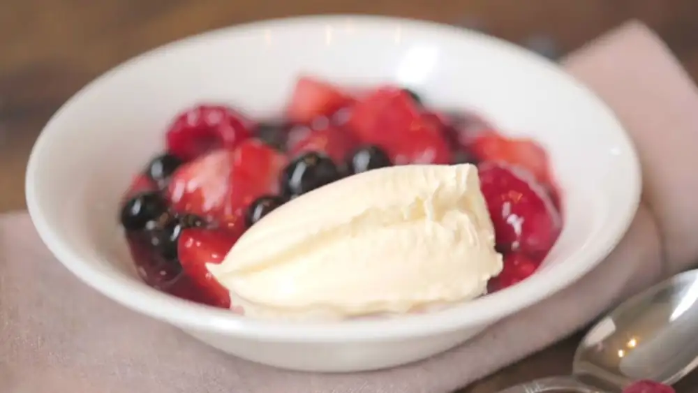 Sweet, fruity and wonderfully refreshing: make your own red berry compote with our video