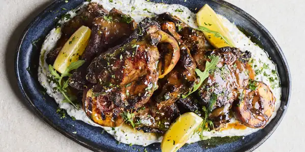 Chuletas de cordero especiadas con duraznos a la parrilla y miel