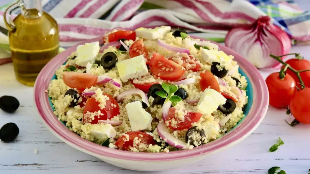 Cuscús al estilo griego con queso feta, aceitunas y tomates cherry