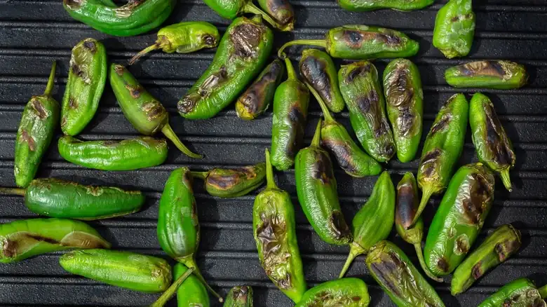 Asar jalapeños es la manera perfecta de suavizar todo ese picante