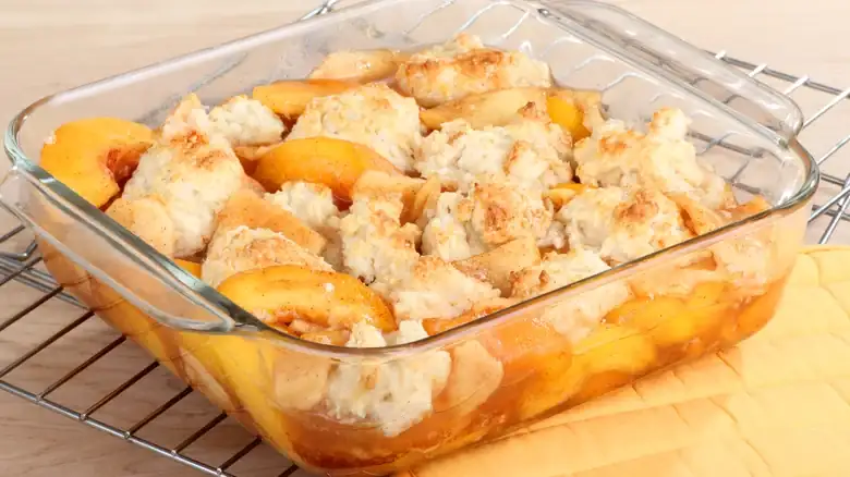 Duplica la diversión del pastel de durazno agregándole rollos de canela
