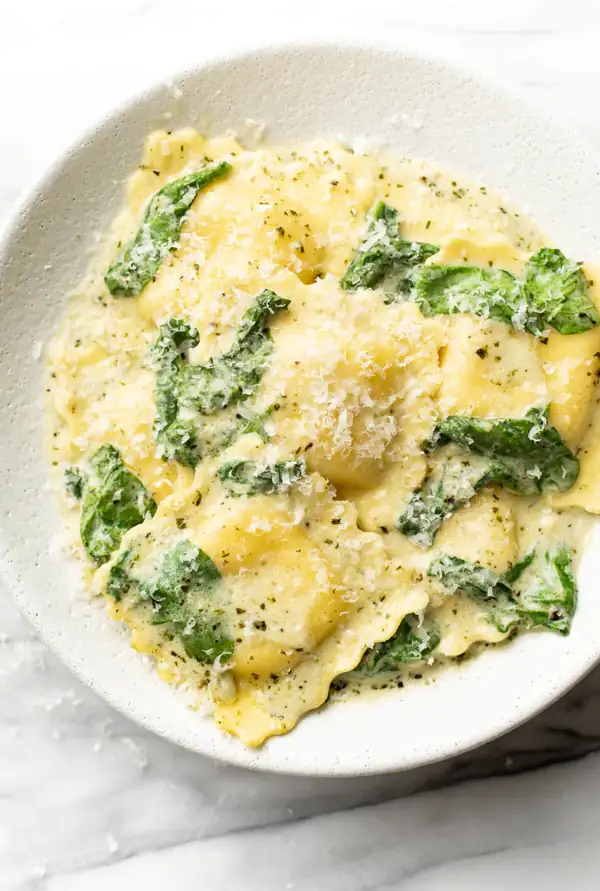 Raviolis cremosos de pesto