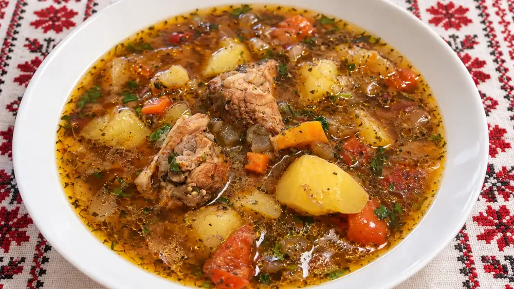 Estofado de cerdo con berenjena, patatas y pimientos rojos