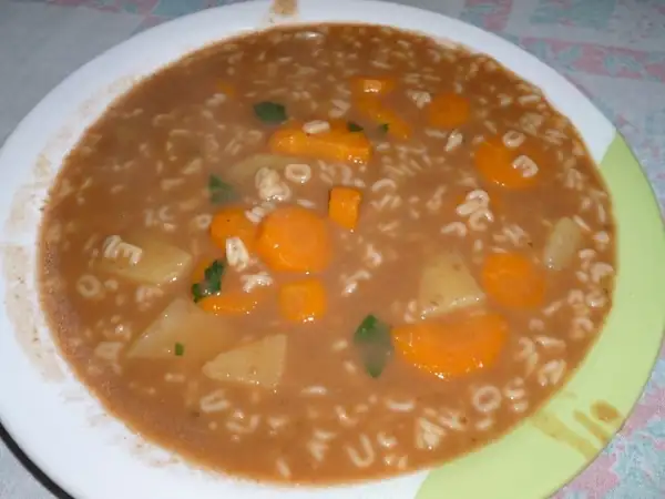 Sopa de frijoles con fideos