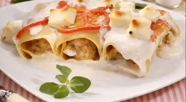 Canelones rellenos de carne de cerdo picada y salsa bechamel
