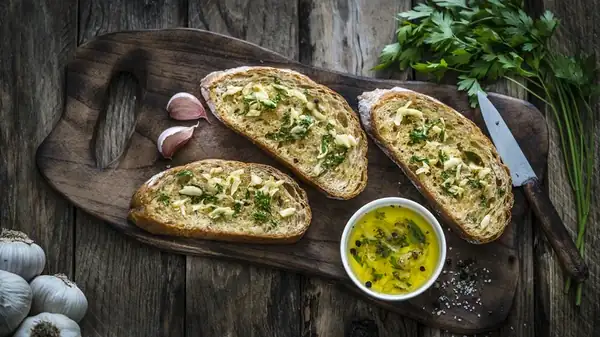 Is Garlic Powder Or Salt Better For Your Homemade Garlic Bread?