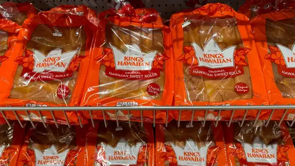 Need A Cake But No Time To Bake? Grab King's Hawaiian Rolls