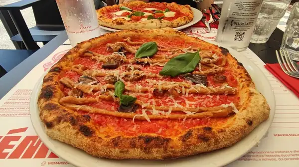 La pizzería de Turín que quiere ser napolitana, pero por suerte no lo consigue