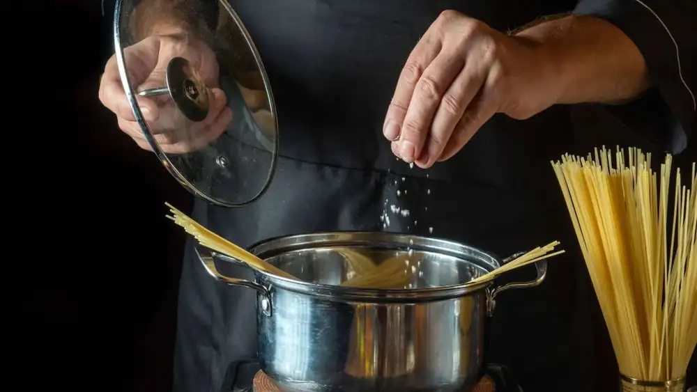 Salt in pasta: when should you add it? The eternal dilemma, answered by science
