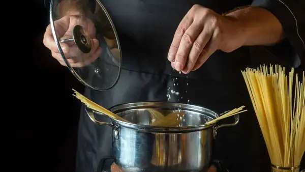 Salt in pasta: when should you add it? The eternal dilemma, answered by science