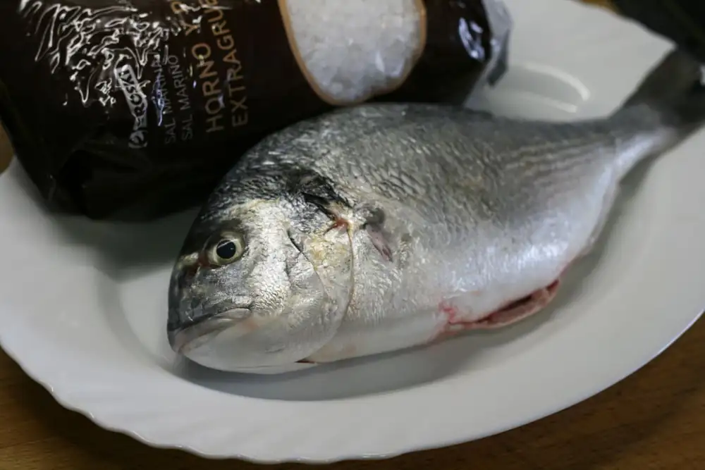 Dorada horneada en sal y al horno