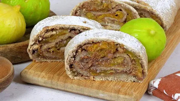 Strudel de higos: una receta veraniega con higos frescos, galletas y fruta deshidratada