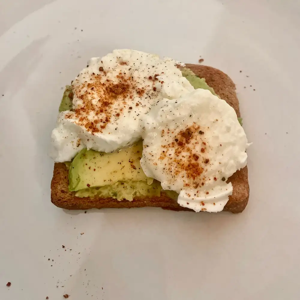 Tostada de aguacate con hummus y mozzarella de búfala