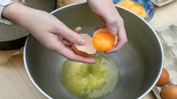 Probablemente estés rompiendo los huevos en el lugar equivocado: los chefs prefieren esta superficie en lugar del borde del tazón