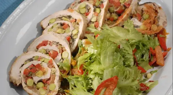Rollo de cerdo con champiñones y verduras