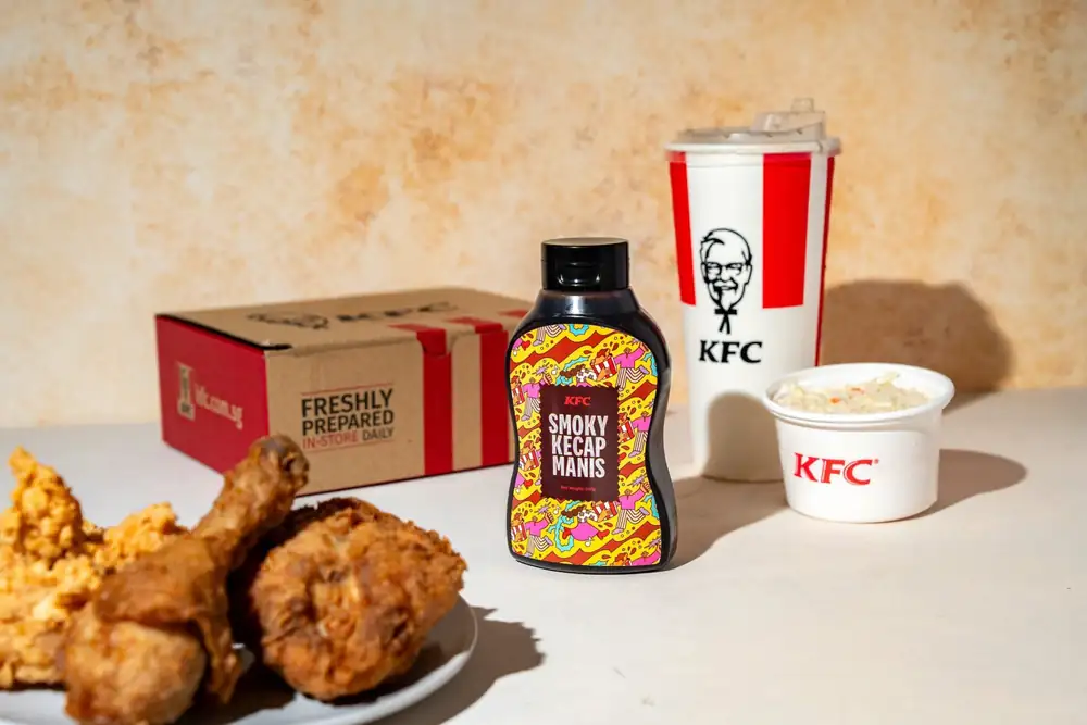 KFC lanza el 25 de febrero el pollo Smoky Kecap Manis y su primera botella de salsa