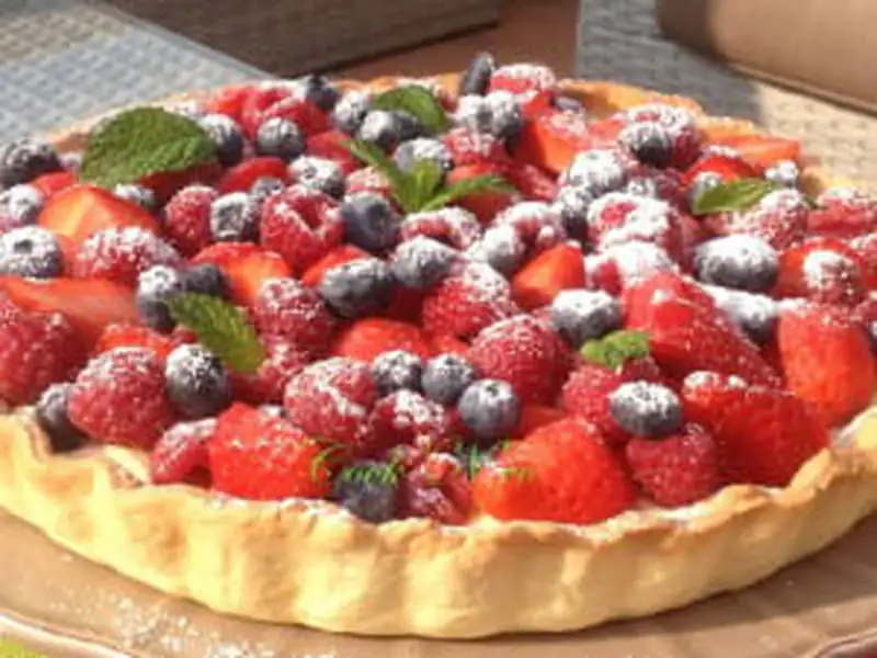 Red berry tart with pastry cream: the easy recipe