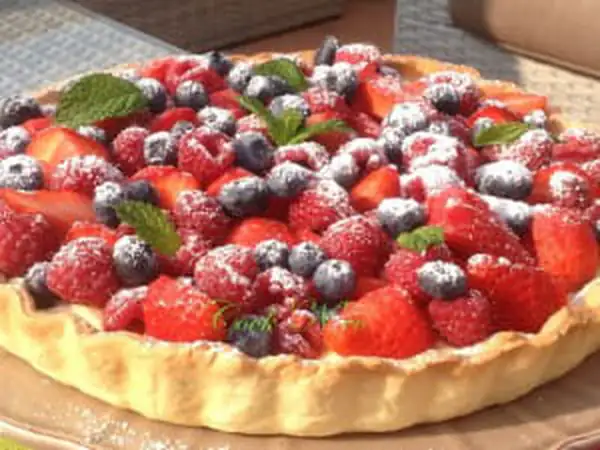 Red berry tart with pastry cream: the easy recipe