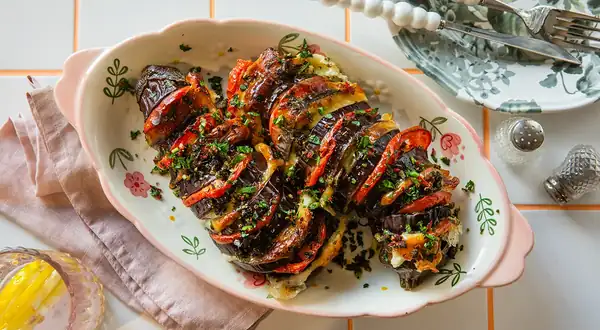 Berenjena acordeón con queso y tomates