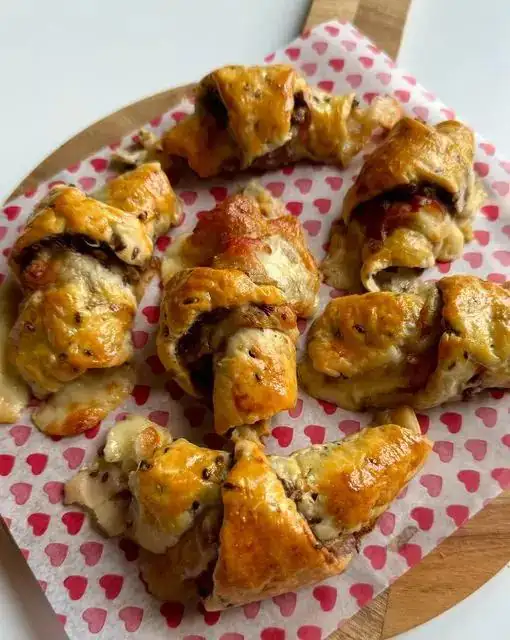 👉 Savory puff pastry croissants filled with minced meat, speck and provola 😋