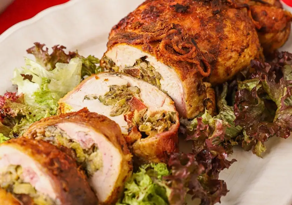 Rollo de pollo relleno de puerro, tomate y queso