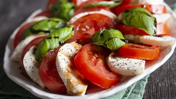 The Trendy Take On Caprese Salad That Starts With Cottage Cheese