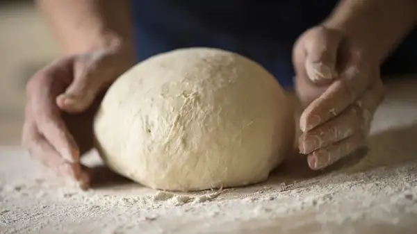 La forma en que mides la harina influye enormemente en tu pan casero