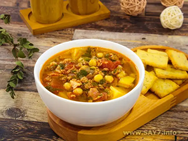 Tomato soup with minced meat and chickpeas