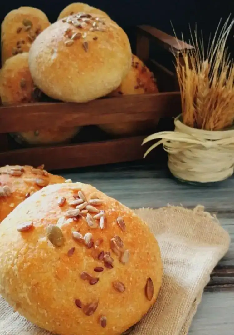 WHOLE WHEAT SOURDOUGH ROLLS
