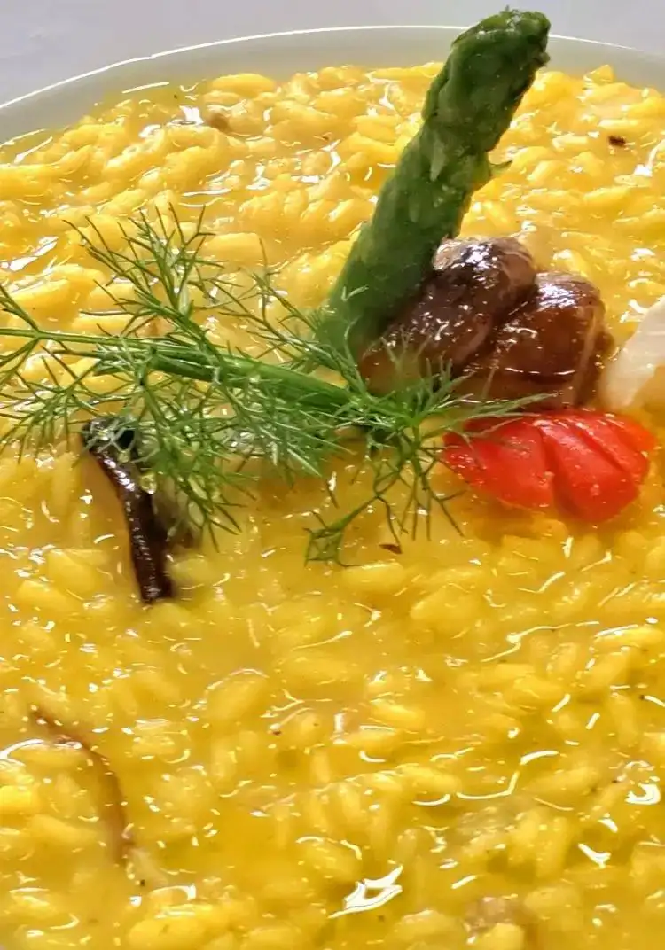 Risotto de azafrán con champiñones y crema de Taleggio