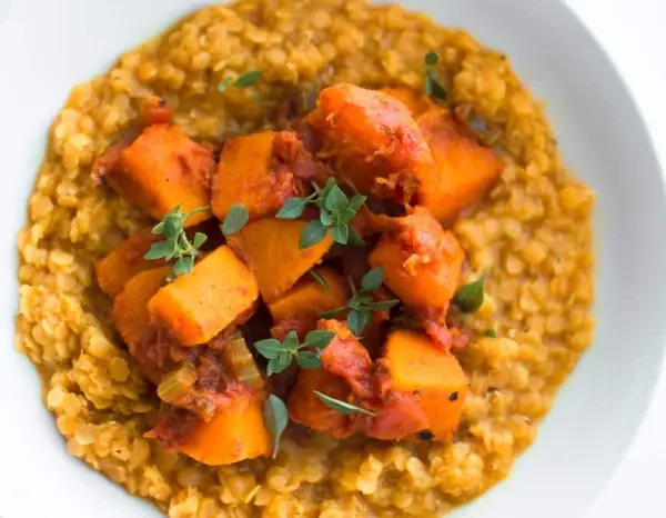 Dahl de lentejas rojas con calabaza y canela