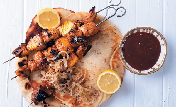 Brochetas de pollo a la barbacoa y piña