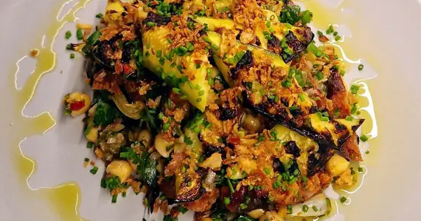 Ensalada de calabacín con aderezo de chile calabrés