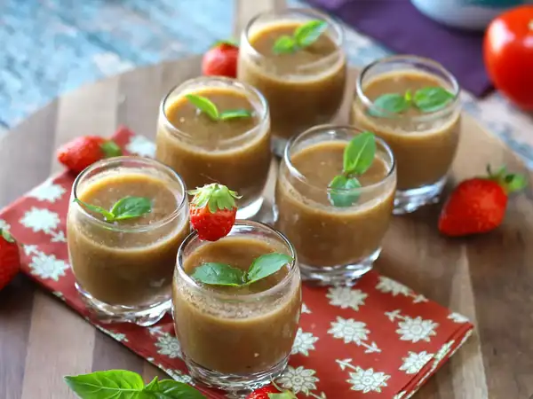 Cold strawberry and tomato soup: a light and aromatic starter