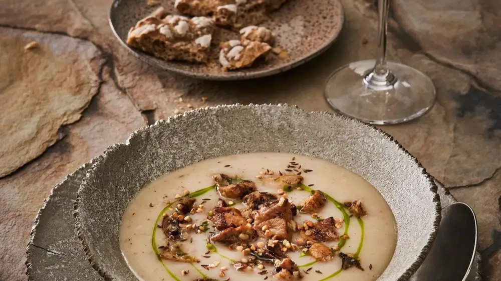 Todo hecho con mucho cariño en casa: sopa de verduras con setas porcini y pan crujiente