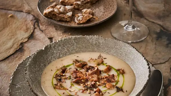 Todo hecho con mucho cariño en casa: sopa de verduras con setas porcini y pan crujiente