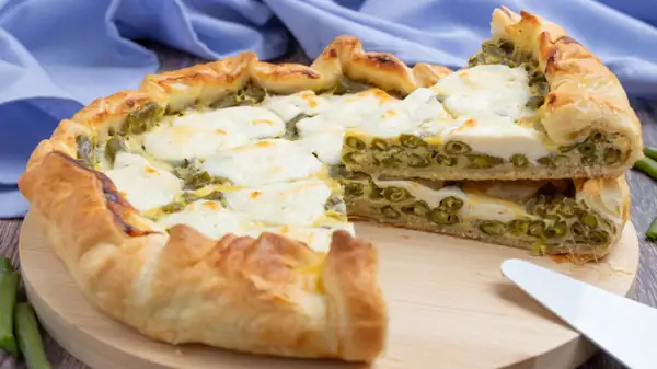 Looking for a tasty and cheesy dinner idea? This savory tart with green beans and stracchino cheese is quick and easy to make and irresistible. Try it!