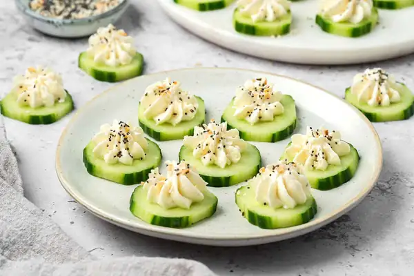 ¡Los bocaditos de pepino con sabor a bagel son el aperitivo perfecto para el verano!