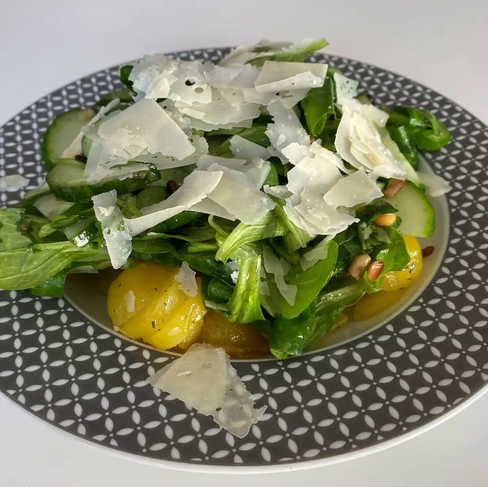 Patatas fritas vegetarianas con lechuga de cordero y queso parmesano