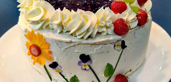 When you cut this cake, everyone will be speechless