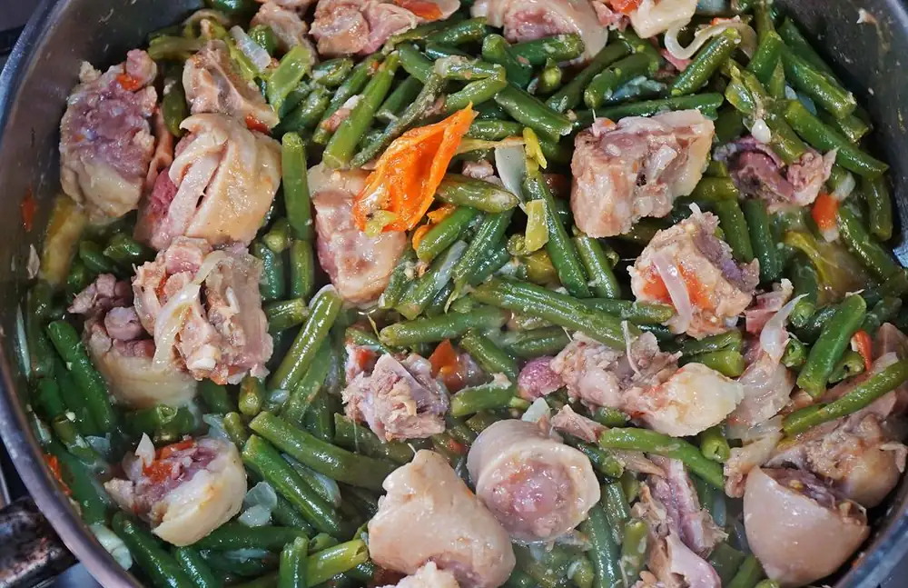 Colihuevos salados y judías verdes en leche de coco
