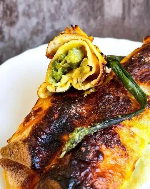 Crepes sin gluten rellenas de espárragos y salsa bechamel de azafrán