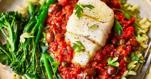 Bacalao al horno a la puttanesca con orzo de calabacín al limón