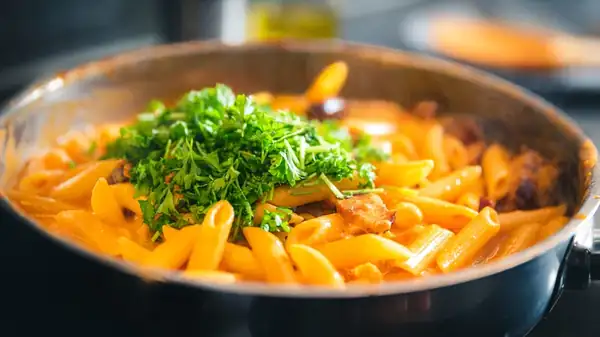 Here's The Timing Rule To Follow When Adding Vodka To Pasta Sauce